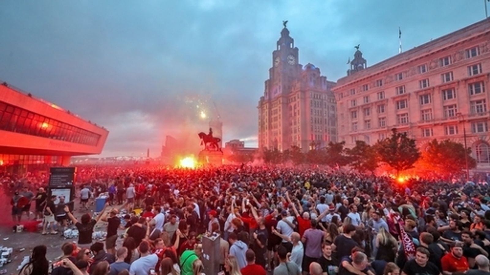 skynews-liverpool-fans-pier_5023972